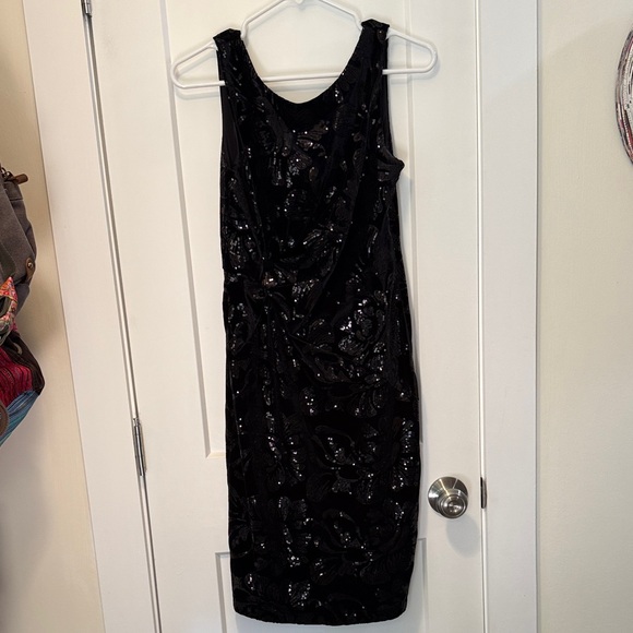 Taylor Women's  Black Sequin & Velvet Midi Sheath Dress size 2 - Picture 1 of 8